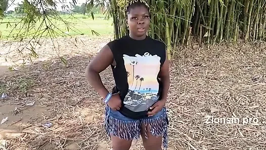 Afrikalı Zenci Seksi Zenci Kız Herkesin Içinde Kahkahalarla Dans Ediyor