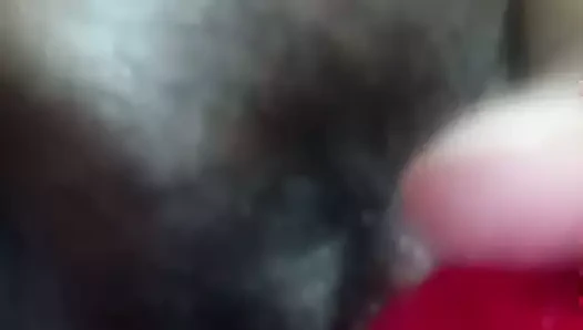 Olgun dildo ile görüntülü görüşmeyle mastürbasyon yapıyor.