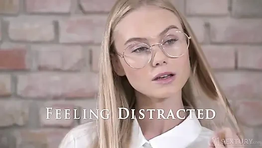 21 sextury - sarışın bebek Nancy Ace ofiste sikiliyor ve yüzüne boşalma