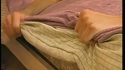 Sarışın adam esmer Vixen takma yarakla sikişmeden önce başka bir adamın yarağını emiyor