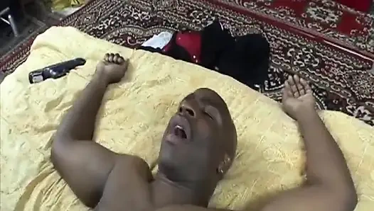 Dev zenci vücudu yalıyor