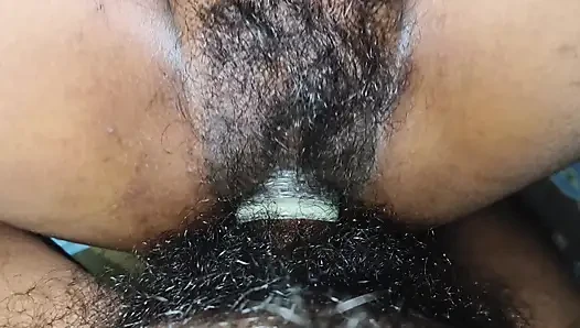 Hintli ateşli kadın erkek arkadaşıyla romantik bir şekilde yüz yüze oturma videosu
