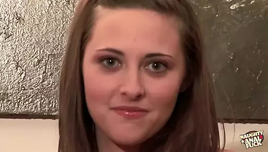 Küçük memeli masum görünümlü esmer vahşi bir üçlü sekse girmeden önce mastürbasyon yapıyor