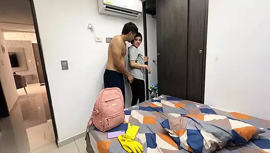 Evi temizlememe yardım etmesi için büyük götlü bir latin tutuyorum