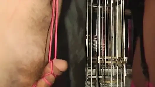 Seksi dominatrix adamın götünü tokatlıyor ve yarağını ve taşaklarını bağlııyor