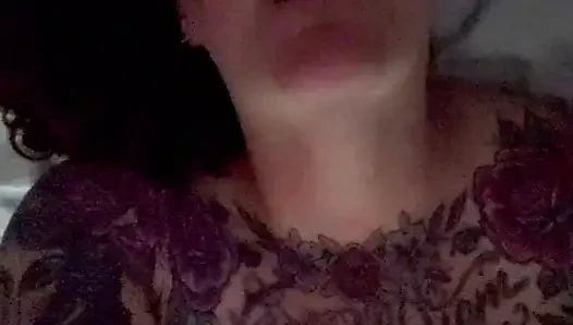 Gecenin ortasında mastürbasyon yapıyor ve çok sert boşalıyor