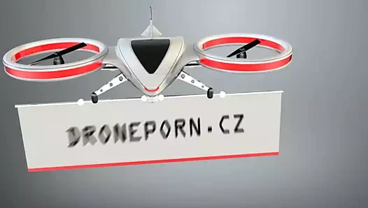 Sarışın genç kira - çıplak ve yemek pişirme