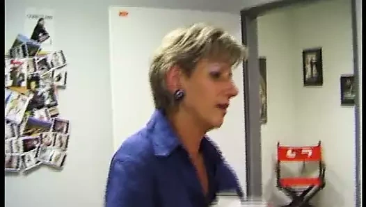 Alte Milf im Buero gefickt