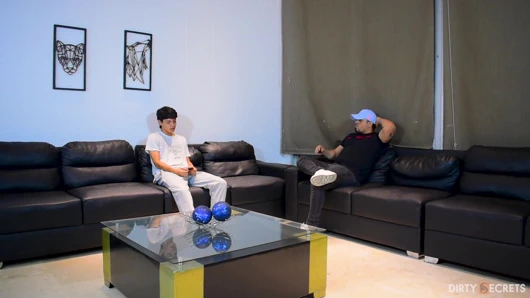 Evden çıktığında patronumun üvey oğlunu sikiyorum.