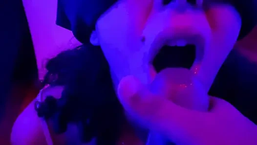 Latin kadın en iyi ıslak oral seks yapıyor ve döl yutuyor