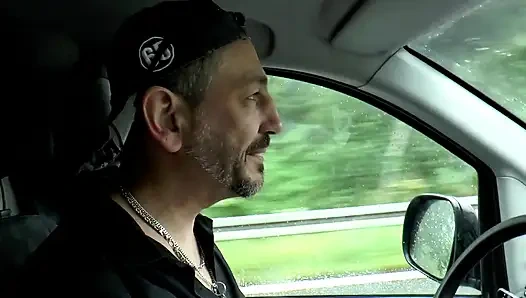 Güzel genç kız minibüste sikiliyor