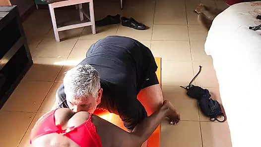 Zenci orta yaşlı seksi kadın sabah joga'sını yapıyor ama sevgilisi tarafından yarıda kesiliyor yüzüne boşalmadan önce amını yiyor