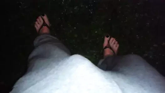 Islak ve seksi parmak arası terlikler