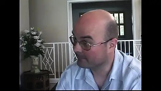 Kel bir adamla uzun saçlı arasında bir seçim