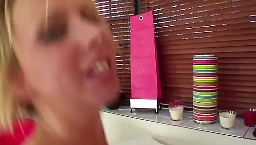 Orta yaşlı seksi kadınlar ateşli sahne - seksi büyük memeli sarışın orta yaşlı seksi kadın Brianna Beach futbol maçından sonra sert sikişiyor