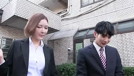 Kadın patron genç adamla seks yapmayı seviyor, işten sonra ilk şey sevişmek - bölüm 2