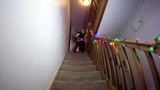 Çoraplı merdivenleri temizleyen hizmetçi