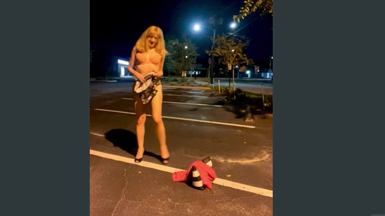 Halka açık paulina açık havada parkta çıplak ve mastürbasyon yapıyor