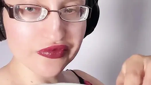 Lezzetli büyük yabanmersinleri yiyorum