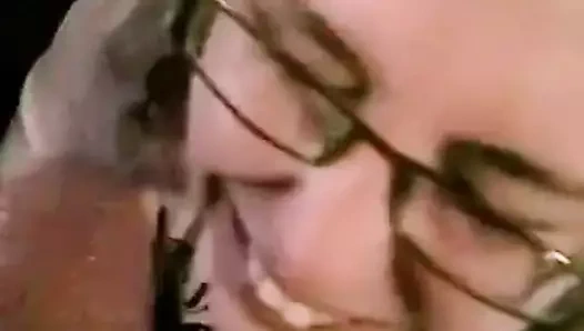 Gözlüklü kirli sarışın kadın bir yüz alır