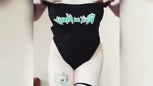 Seksi iç çamaşırlı ateşli genç kız orgazm olana kadar amıyla oynuyor