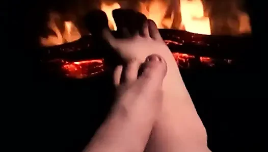 Ayaklarımı ateşte ısıtıyor, böylece yarağın ve taşakların için ısınıyor ve terliyorlar