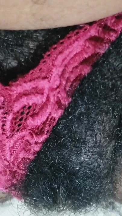 Külotunu bir kenara koyan güzel olgun orta yaşlı seksi kadın kıllı amcık | Klip 1