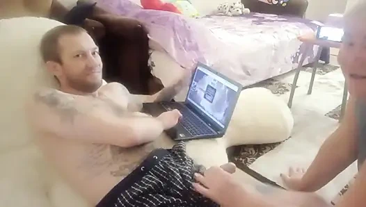 Я играю на компьютере, мне подрочили и отсосали