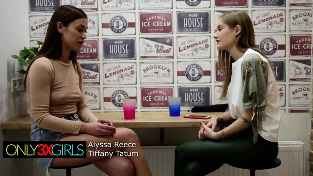 Alyssa Reece tiffany tatum tarafından parmaklanıyor ve orgazm oluyor