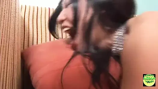 Büyük memeli ateşli zengin Asyalı bebek ilk siyah yarağını deniyor