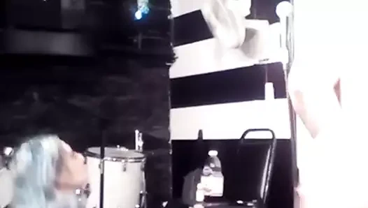 Bir tanga müzik performansında seksi sarışın üstsüz