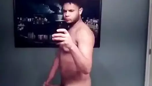 Zenci adam götünü gösteriyor