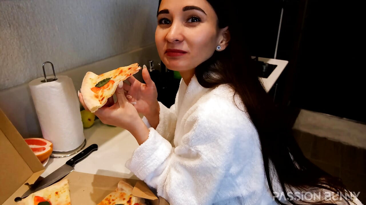 Ağzımda döl sause ile pizza yemeği
