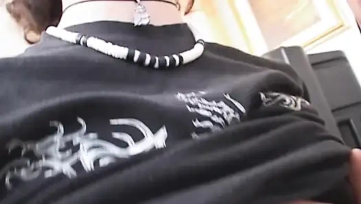 Masum genç kız sürtük üvey annesinin bir yabancıyla sikiştiğini öğreniyor