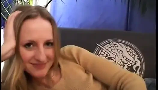 Seksi vücutlu güzel genç kız sert yarağı emiyor ve biniyor