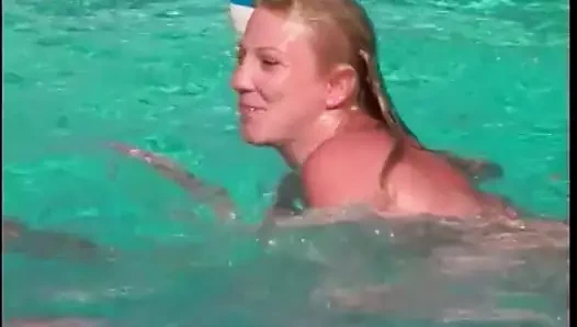 Seksi delisi var vahşi lezbiyen eğlence içinde havuz ile sarışın