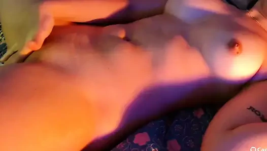 Kuzenim bana kedisine dokunduğu videoları gönderiyor ve çok ıslanıyor