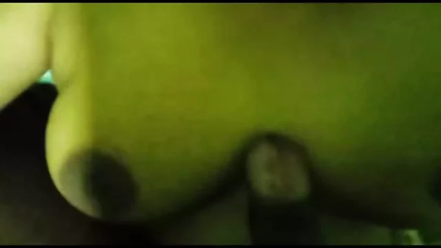 Sri Lanka yeni seks videosu, Sinhala bayan büyük siyah bir yarağa gerçek süt tedavisi yapıyor.