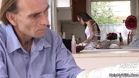 Kır evinde genç karısı takas