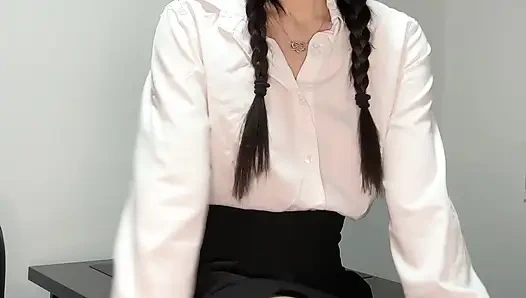 Ofis etekli ve gömlekli seksi sekreter masada seni baştan çıkarıyor