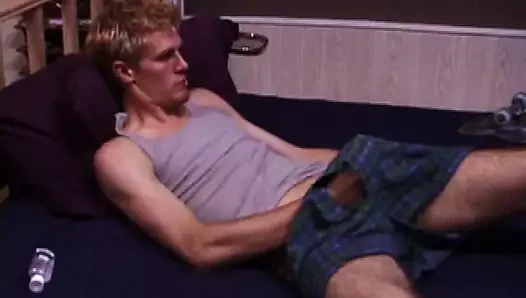 Jonathan rahip etini dövüyor