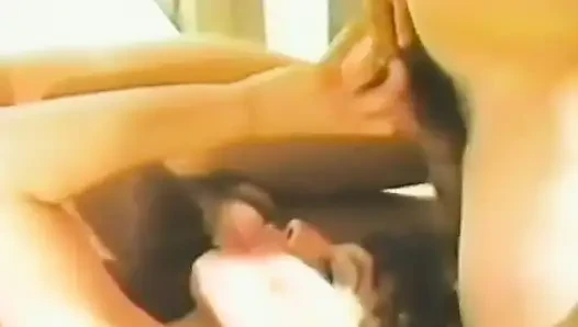 Küçük memeli bir esmer iki adamla sikişiyor
