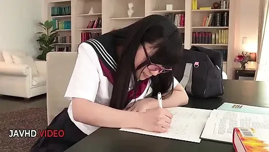 Rara Unno'nun daha iyi notlar için ateşli sınıfta oral seks