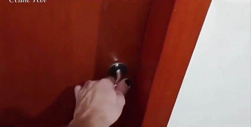 Üvey oğul duşta üvey annesini gözetliyor ve onu sert sikiyor