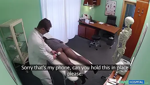 Esmer kadın masaj aletini seks oyuncağına dönüştürüyor