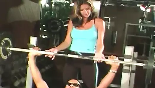 Spor salonunda farklı bir egzersiz yapıyorlar