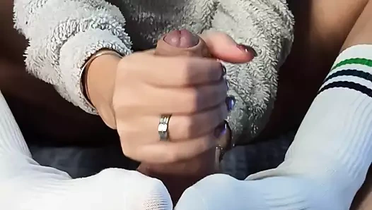 Yeni ateşli beyaz uzun çoraplarla çorapla muamele deniyor