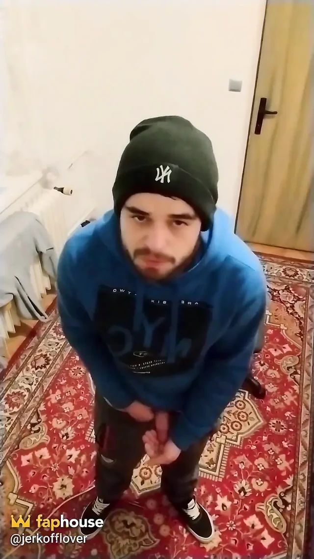 Kış şapkasıyla odamda avucumda boşaldım.