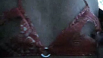 Büyük memelerin cinsel olarak dokunulması