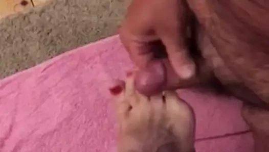 EJACULATION SUR LES PIEDS DE MAITRESSE